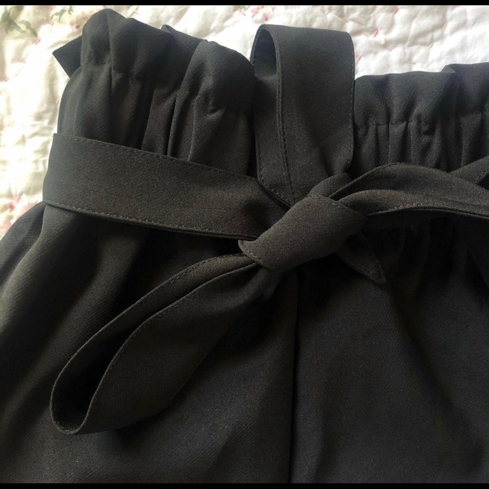 💕🌸🐝 Cutest NWOT Paper Bag Shorts‼️ - Picture 2 of 2